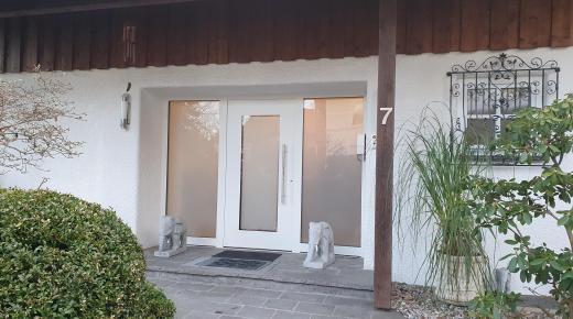 Breite Haustür in weiß mit Lichtausschnitt und Zwei Seitenteilen 